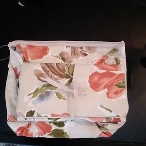 Traveling cosmetic bags